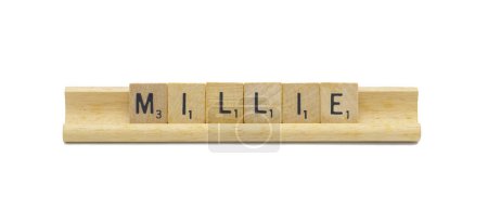 Miami, FL 4-18-24 beliebter Mädchenname MILLIE aus quadratischen Holzfliesen, Buchstaben des englischen Alphabets mit natürlicher Farbe und Maserung auf einem Holzständer auf weißem Hintergrund isoliert