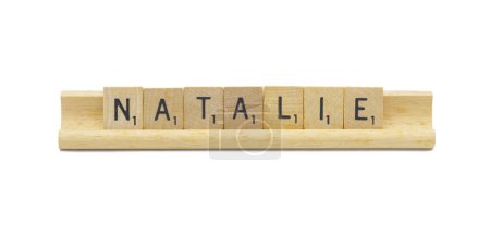 Miami, FL 4-18-24 beliebter Baby-Mädchenname von NATALIE mit quadratischen Holzfliesen englischen Buchstaben mit natürlicher Farbe und Maserung auf einem Holzständer auf weißem Hintergrund isoliert