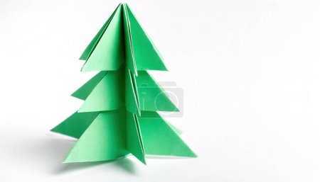 Foto de Concepto de Navidad origami aislado sobre fondo blanco árbol de Navidad verde de varios tamaños y colores con espacio de copia para su diseño para las vacaciones de invierno de diciembre - Imagen libre de derechos