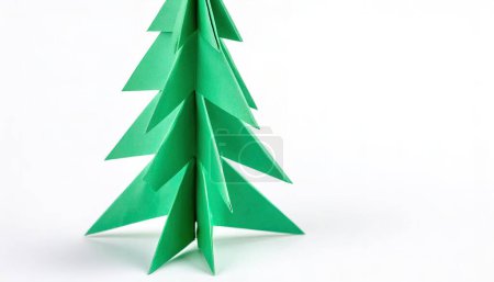 Foto de Concepto de Navidad origami aislado sobre fondo blanco árbol de Navidad verde de varios tamaños y colores con espacio de copia para su diseño para las vacaciones de invierno de diciembre - Imagen libre de derechos