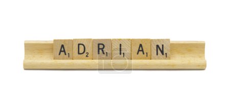 Miami, FL 4-18-24 beliebter Baby-Boy-Vorname von ADRIAN aus quadratischen Holzfliesen englische Buchstaben mit natürlicher Farbe und Maserung auf einem Holzständer auf weißem Hintergrund isoliert