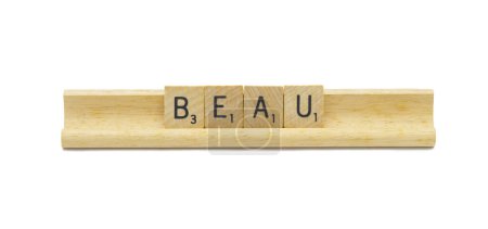 Miami, FL 4-18-24 beliebter Baby-Boy-Vorname von BEAU aus quadratischen Holzfliesen Englisches Alphabet Buchstaben mit natürlicher Farbe und Maserung auf einem Holzständer auf weißem Hintergrund isoliert