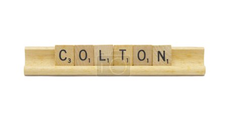 Miami, FL 4-18-24 niño popular nombre de pila de COLTON hecho con cuadrados de baldosas de madera letras alfabeto Inglés con color natural y grano en un soporte de estante de madera aislado sobre fondo blanco