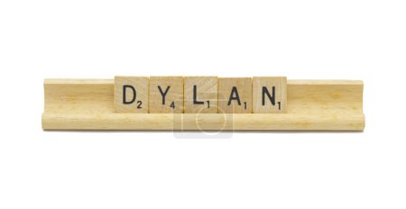 Miami, FL 4-18-24 prénom populaire de bébé garçon de DYLAN fait avec des carreaux de bois carrés Lettres de l'alphabet anglais avec la couleur naturelle et le grain sur un porte-étagère en bois isolé sur fond blanc