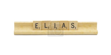 Miami, FL 4-18-24 prénom populaire de bébé garçon d'ELIAS fait avec des carreaux de bois carrés Lettres de l'alphabet anglais avec la couleur naturelle et le grain sur un porte-étagère en bois isolé sur fond blanc