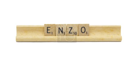 Miami, FL 4-18-24 niño popular primer nombre de ENZO hecho con letras de alfabeto inglés de baldosas de madera cuadradas con color natural y grano en un soporte de estante de madera aislado sobre fondo blanco