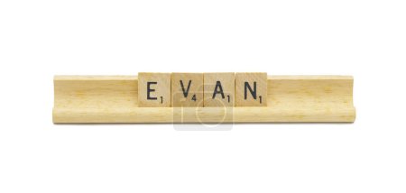 Miami, FL 4-18-24 beliebter Baby-Boy-Vorname von EVAN aus quadratischen Holzfliesen englische Buchstaben mit natürlicher Farbe und Maserung auf einem Holzständer auf weißem Hintergrund isoliert
