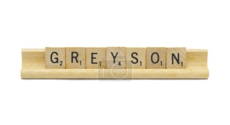 Miami, FL 4-18-24 petit garçon populaire prénom de GREYSON fait avec des carreaux de bois carrés Lettres de l'alphabet anglais avec la couleur naturelle et le grain sur un porte-étagère en bois isolé sur fond blanc