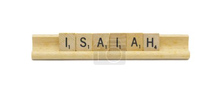 Miami, FL 4-18-24 niño popular nombre de pila de ISAIAH hecho con letras de alfabeto inglés baldosas de madera cuadradas con color natural y grano en un soporte de estante de madera aislado sobre fondo blanco