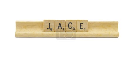 Miami, FL 4-18-24 beliebter Baby-Boy-Vorname von JACE aus quadratischen Holzfliesen englische Buchstaben mit natürlicher Farbe und Maserung auf einem Holzständer auf weißem Hintergrund isoliert
