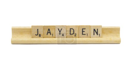 Miami, FL 4-18-24 beliebter Baby-Boy-Vorname von JAYDEN aus quadratischen Holzfliesen englische Buchstaben mit natürlicher Farbe und Maserung auf einem Holzständer auf weißem Hintergrund isoliert