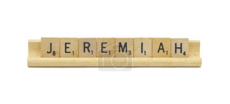 Miami, FL 4-18-24 beliebter Baby-Boy-Vorname von JEREMIAH aus quadratischen Holzfliesen englische Buchstaben mit natürlicher Farbe und Maserung auf einem Holzständer auf weißem Hintergrund isoliert