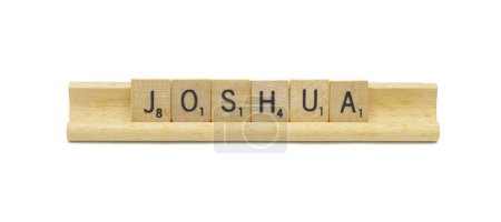 Miami, FL 4-18-24 beliebter Baby-Boy-Vorname von JOSHUA aus quadratischen Holzfliesen englische Buchstaben mit natürlicher Farbe und Maserung auf einem Holzständer auf weißem Hintergrund isoliert