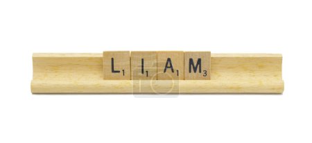 Miami, FL 4-18-24 beliebter Baby-Boy-Vorname LIAM aus quadratischen Holzfliesen Englische Buchstaben mit natürlicher Farbe und Maserung auf einem Holzständer auf weißem Hintergrund isoliert