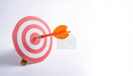 Bogenschießen Jagd Bogen und Pfeil-Konzept Origami von roten und weißen Bullseye Ziel, isoliert auf weißem Hintergrund mit Kopierraum Seitenansicht, einfache Starter Handwerk für Kinder