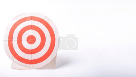 Bogenschießen Jagd Bogen und Pfeil-Konzept Origami von roten und weißen Bullseye Ziel, isoliert auf weißem Hintergrund mit Kopierraum Seitenansicht, einfache Starter Handwerk für Kinder