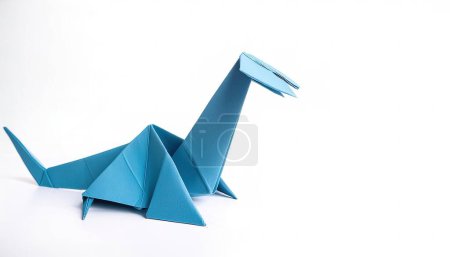 Foto de Monstruo críptico criatura mitológica concepto origami de loch ness monstruo, aislado sobre fondo blanco con vista lateral espacio de copia, arte de arranque simple para niños - Imagen libre de derechos