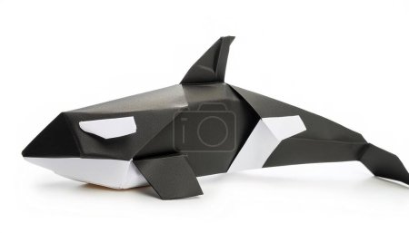 Téléchargez les photos : Animal aquatique origami concept de l'eau isolé sur fond blanc d'un mignon, adorable, épaulard orque, avec espace de copie, simple embarcation de démarrage pour les enfants - en image libre de droit