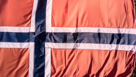 orgullo de la bandera del mundo o juegos olímpicos o el concepto olímpico de una bandera del país Noruega un campo rojo con una gran cruz azul delineado en blanco, Aislado con colores y diseño, textura