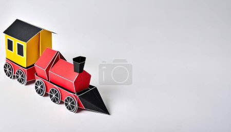 lindo choo choo tren locomotora de tren de juguete para niños, motor, carro, ruedas y ferrocarril, idea de conductor de ferrocarril para un niño. origami de papel conceptual aislado sobre fondo claro o blanco con espacio de copia