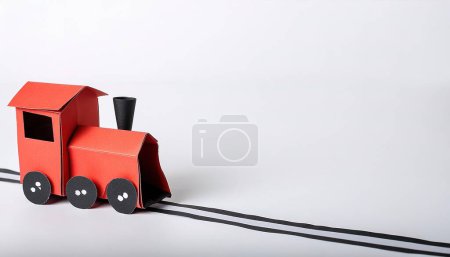 niedliche choo choo train toy train lokomotive für kind, motor, wagen, räder und eisenbahn, eisenbahnschaffner idee für ein kind. Konzeptpapier Origami isoliert auf hellem oder weißem Hintergrund mit Kopierraum