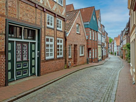Foto de Casas históricas en un callejón en el casco antiguo de la ciudad hanseática de Stade, Alemania - Imagen libre de derechos