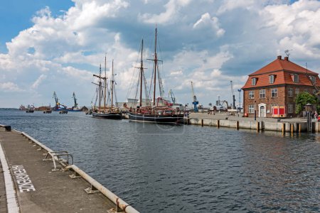 Foto de Wismar, Mecklenburg-Vorpommern, Germany - 06 June 2017: View of the harbor of the Hanseatic city of Wismar with sailing ships - Imagen libre de derechos