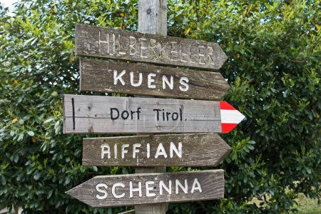 Foto de Wooden trail markers for signposting hiking trails in the Passiria Valley in South Tyrol, Italy - Imagen libre de derechos