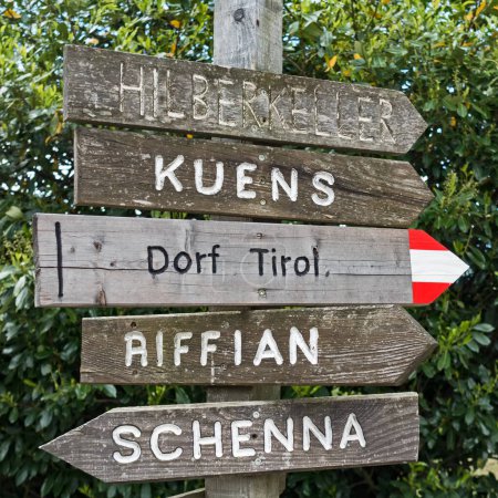 Foto de Wooden trail markers for signposting hiking trails in the Passiria Valley in South Tyrol, Italy - Imagen libre de derechos