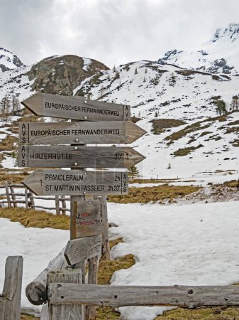 Téléchargez les photos : Wooden trail markers for signposting hiking trails on Mount Hirzer in the Sarntal Alps in South Tyrol, Italy - en image libre de droit