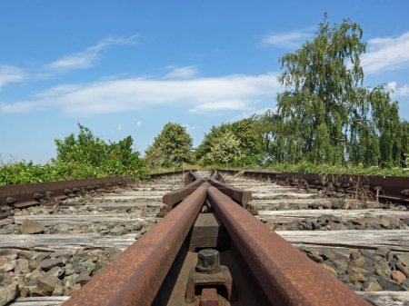 Foto de Las vías oxidadas de una línea ferroviaria en desuso no conducen a ninguna parte - Imagen libre de derechos