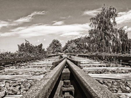 Foto de Rusty pistas de una línea de ferrocarril en desuso que conduce a ninguna parte, sepia tonificado imagen - Imagen libre de derechos