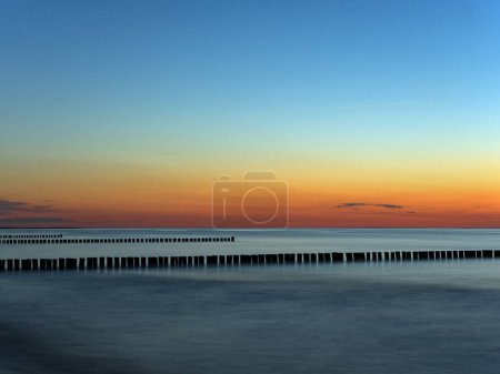 Foto de Pintorescos colores al atardecer sobre el Mar Báltico en Mecklemburgo-Vorpommern, Alemania - Imagen libre de derechos
