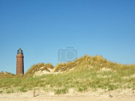 Außenansicht des historischen Leuchtturms Darsser Ort in den Dünen des Nationalparks Vorpommern-Rügen