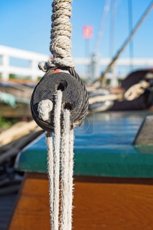 Foto de Polea de velero, bloque y aparejo con cuerda náutica. - Imagen libre de derechos