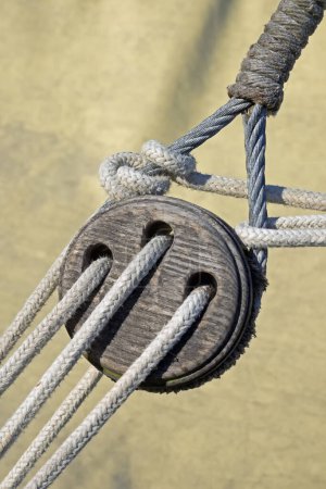 Foto de Polea de velero, bloque y aparejo con cuerda náutica. - Imagen libre de derechos