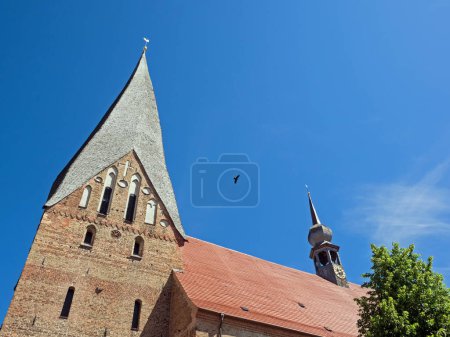Foto de Vista exterior de la iglesia colegiata en la ciudad de Buetzow, Alemania, desde una perspectiva inusual - Imagen libre de derechos