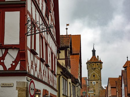 Foto de Rothenburg ob der Tauber, Baviera, Alemania - 13 de agosto de 2017: Casco antiguo con edificios históricos y la puerta de la ciudad de Klingentor - Imagen libre de derechos