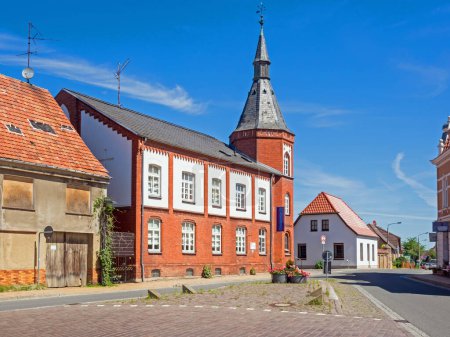 Foto de Buetzow, Mecklemburgo-Vorpommern, Alemania - 07 de junio de 2016: Edificio histórico en el casco antiguo de Butzow - Imagen libre de derechos