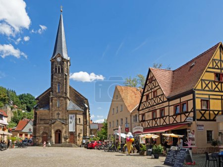 Foto de Stadt Wehlen, Sajonia, Alemania - 18 de julio de 2023: Plaza del mercado con iglesia de ciclistas y casas históricas en la ciudad sajona de Stadt Wehlen en el río Elba - Imagen libre de derechos