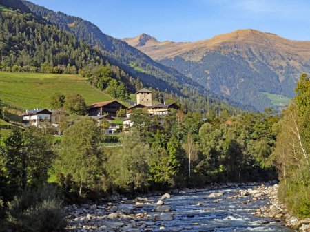 Vista del pueblo de San Martín en Passeier sobre el río Passer en los Alpes en Tirol del Sur, Italia