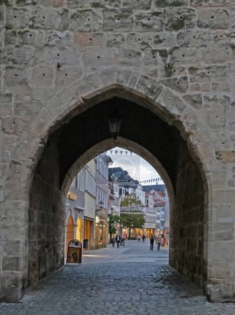 Foto de Coburgo, Baviera, Alemania - 13 de octubre de 2023: Vista a través de la histórica puerta Spitaltor hacia el casco antiguo de Coburgo - Imagen libre de derechos