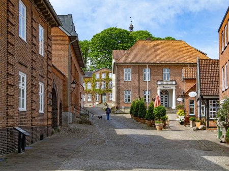 Foto de Plon, Schleswig-Holstein, Alemania - 19 de mayo de 2023: Vista del casco antiguo de Plon con el histórico ayuntamiento - Imagen libre de derechos