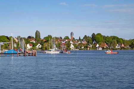 Foto de Plon, Schleswig-Holstein, Alemania - 19 de mayo de 2023: Vista de la ciudad de Ploen y el Groer Ploener Ver lago - Imagen libre de derechos