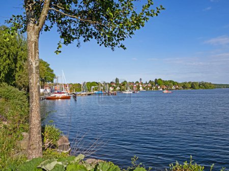 Foto de Poln, Schleswig-Holstein, Alemania - 19 de mayo de 2023: Vista de la ciudad de Ploen y el Groer Ploener Ver lago - Imagen libre de derechos
