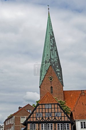 Foto de Vista del casco antiguo de Eutin con la Iglesia de San Miguel, Alemania - Imagen libre de derechos