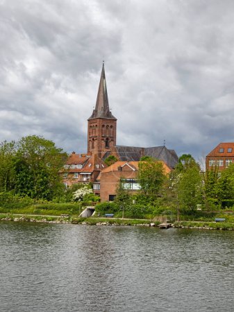 Vue sur le Grand lac Ploen jusqu'à la ville de Ploen avec l'église St. John's, Schleswig-Holstein, Allemagne