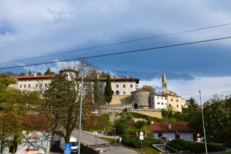 Foto de Stanjel, Eslovenia - 13 de noviembre de 2022: Vista del castillo de Stanjel y la iglesia parroquial de St. Danijel en Karst en Primorska, Eslovenia - Imagen libre de derechos