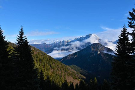 Foto de Vista de la montaña Kocna con niebla en el valle de Kokra abajo en Gorenjska, Eslovenia - Imagen libre de derechos