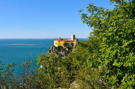 Foto de Castillo de Duino y el mar adriático en Duino-Aurisina cerca de Trieste, Italia - Imagen libre de derechos